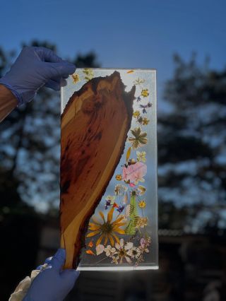 Epoxidové prkénko s přírodní hranou dřeva a lisovanými květy. Ideální jako dekorace, servírovací prkénko nebo jedinečný...