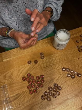 Když se dřevo potká s barvou…večerní malování. #bracelet #wood #colours #handmade #kohlawood #design #eveningpaintings...