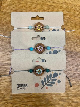 Nové náramky s dřevěnou mandalou a minerály ✨ Každý kus je ručně vyrobený — kombinace dřeva, minerálů a jemného designu s...