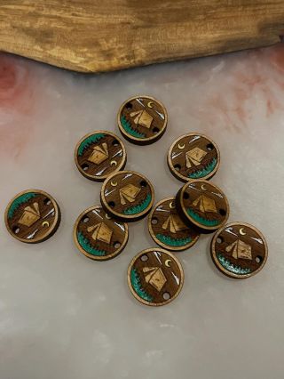 Kdo z vás miluje stanování, oheň a klid lesa? 🌲🔥 Tyhle dřevěné náramky budou přesně pro vás! Připravujeme něco pro všechny...