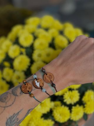 “Příroda”. Dřevo, minerály a kousek hor v každém náramku.☀️🏔️🗻 #kohlawood #mountains #mountainlove #sun #trip #nature...