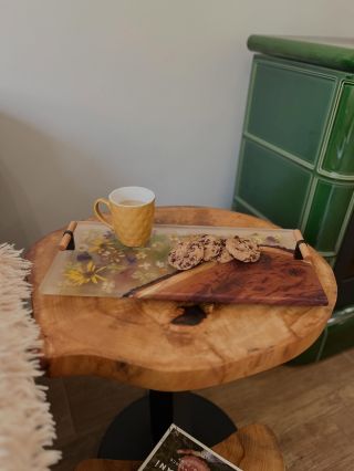 Další elegantní servírovací prkénko z kombinace dřeva, epoxidu a sušených květin — originální kousek, který zaujme na...